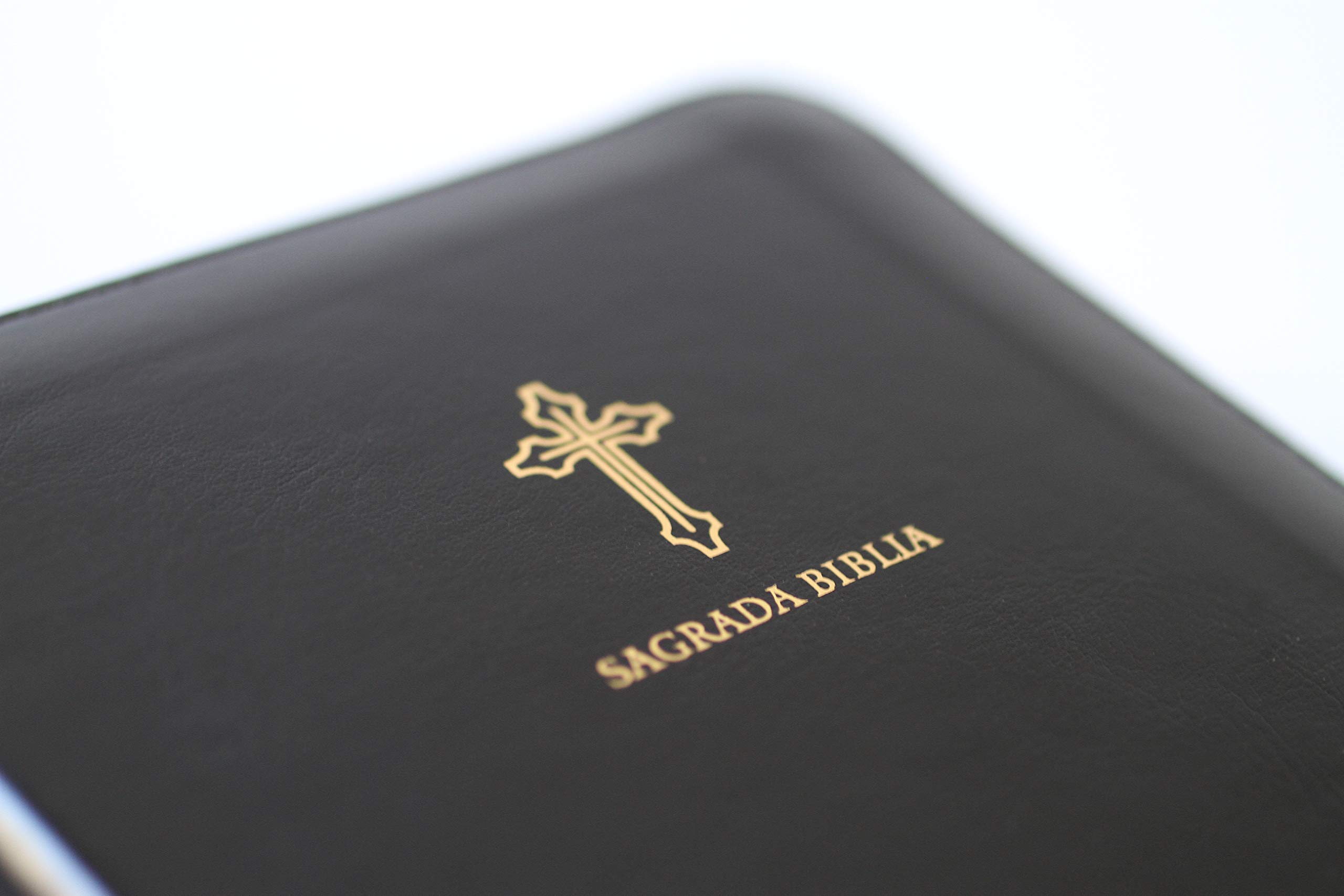 BIBLIA DE AMERICA CATÓLICA CON CIERRE - Image 2