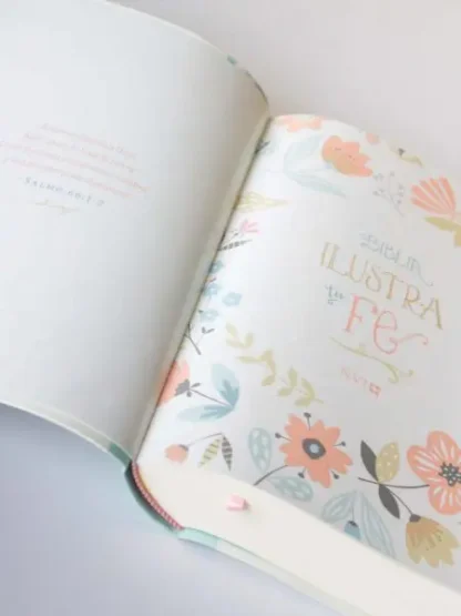 BIBLIA NVI ILUSTRA TU FE  FLORAL MENTA - Image 10