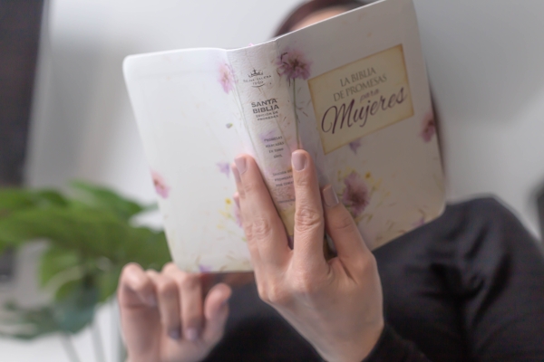 BIBLIA RV1960 DE PROMESAS FLORAL BOLSILLO - Image 12